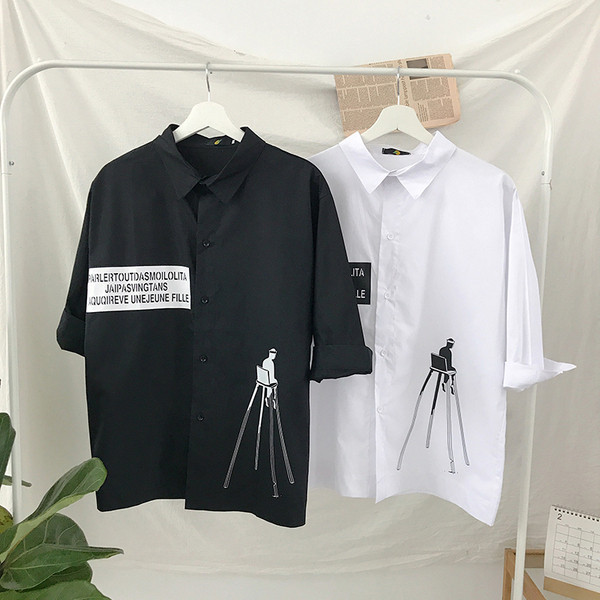 Cămașă modernă de damă cu inscripție și decolteu în formă de O în alb și negru