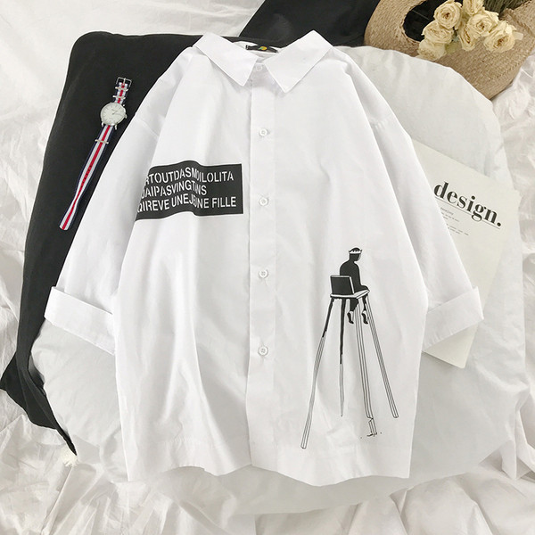 Cămașă modernă de damă cu inscripție și decolteu în formă de O în alb și negru