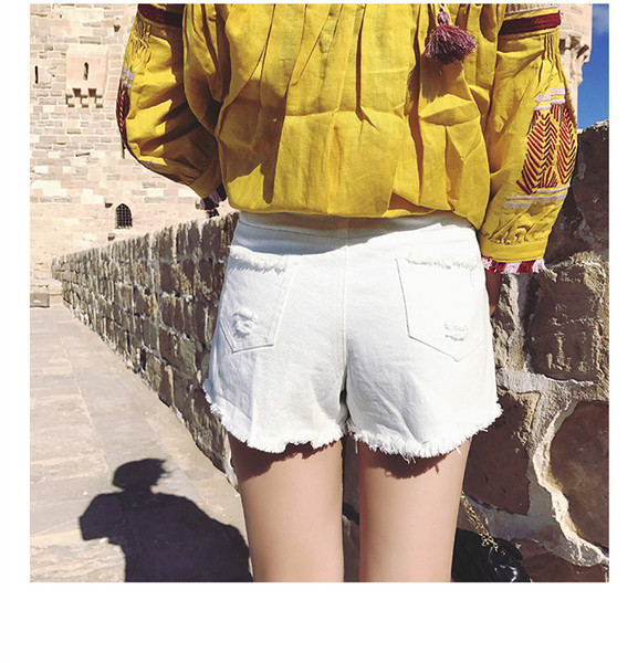 Pantaloni scurti eleganti de dama cu broderie in doua culori