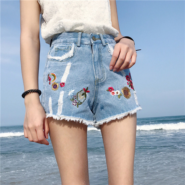 Pantaloni scurti eleganti de dama cu broderie in doua culori