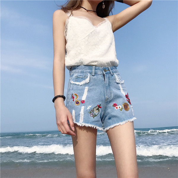 Pantaloni scurti eleganti de dama cu broderie in doua culori