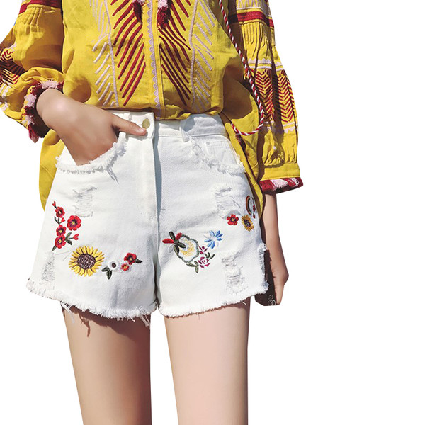 Pantaloni scurti eleganti de dama cu broderie in doua culori