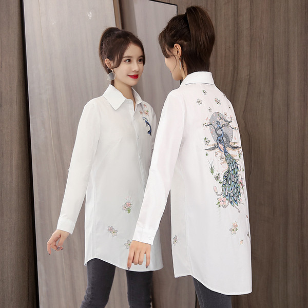 Modern női ing fehér és sötétkék hímzéssel