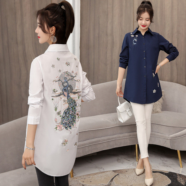 Modern női ing fehér és sötétkék hímzéssel