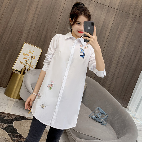 Modern női ing fehér és sötétkék hímzéssel