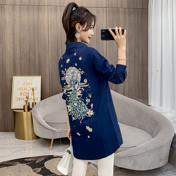 Modern női ing fehér és sötétkék hímzéssel