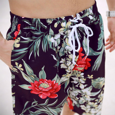 Modern férfi fürdőruha virágmintával