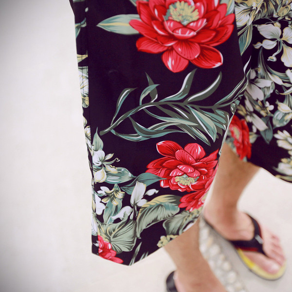 Modern férfi fürdőruha virágmintával