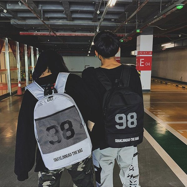 Rucsac de zi cu zi pentru bărbați cu inscripție în negru, roșu și gri