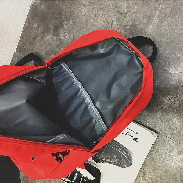 Rucsac de zi cu zi pentru bărbați cu inscripție în negru, roșu și gri