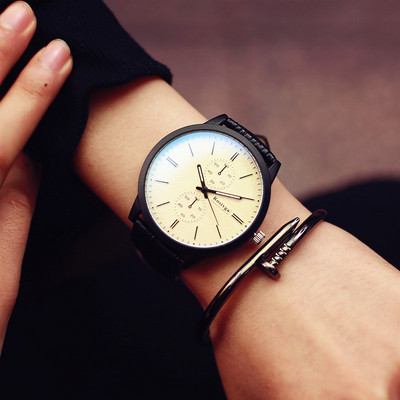 Stílusos férfi karóra bőr szíjjal, két színben