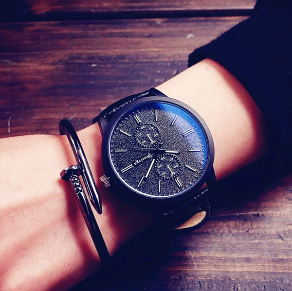 Stílusos férfi karóra bőr szíjjal, két színben