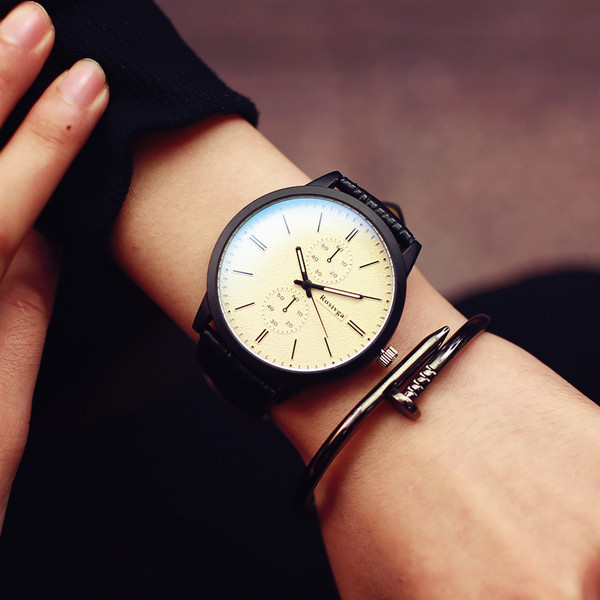 Stílusos férfi karóra bőr szíjjal, két színben