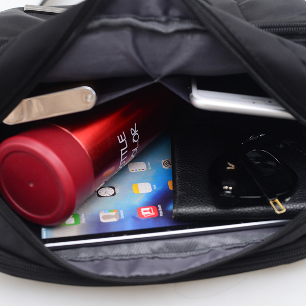 Geanta de barbati la zi cu emblema in trei culori