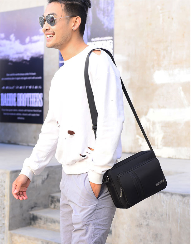 Geanta de barbati la zi cu emblema in trei culori