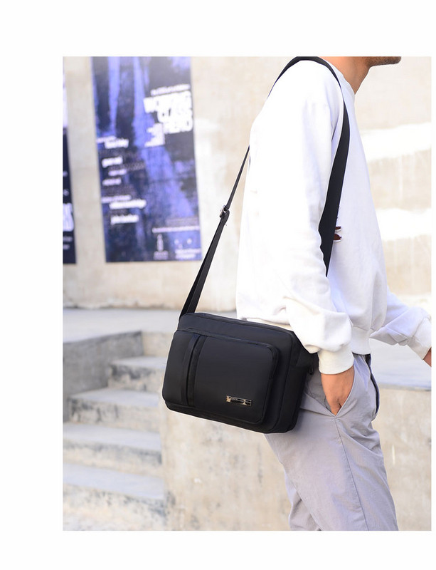 Geanta de barbati la zi cu emblema in trei culori