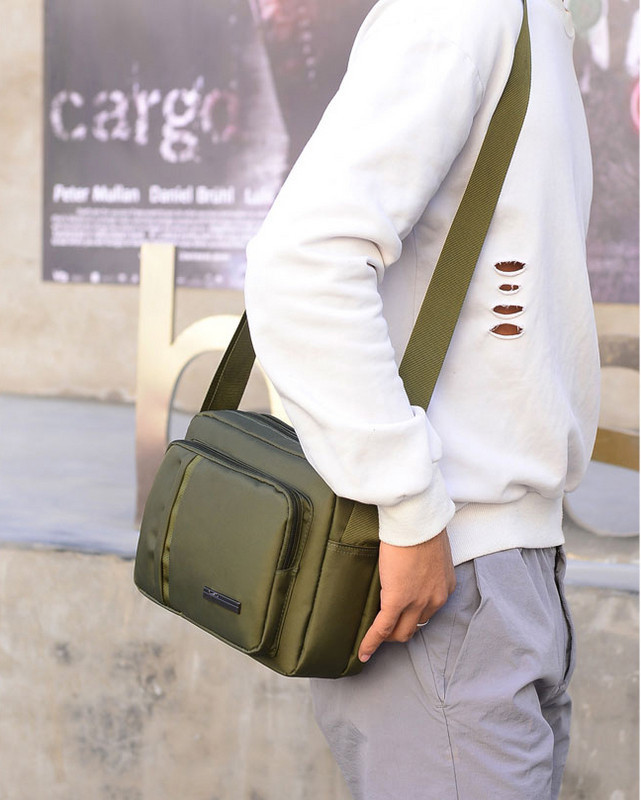 Geanta de barbati la zi cu emblema in trei culori