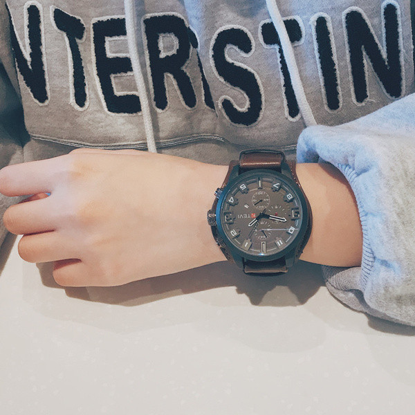 Modern férfi karóra bőr szíjjal, három színben