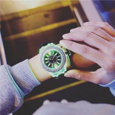 Férfi és női izzó kövekkel díszített óra