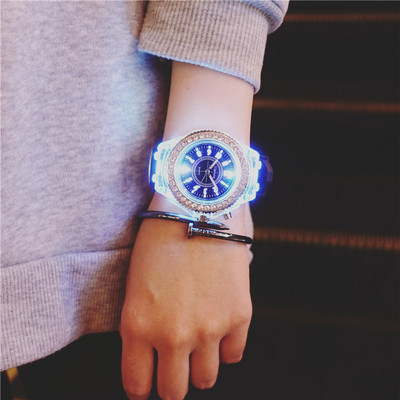 Férfi és női izzó kövekkel díszített óra