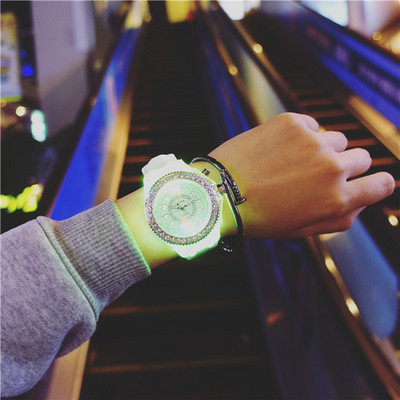 Férfi és női izzó kövekkel díszített óra