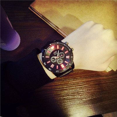 Férfi és női izzó kövekkel díszített óra