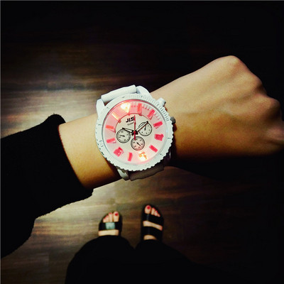 Férfi és női izzó kövekkel díszített óra