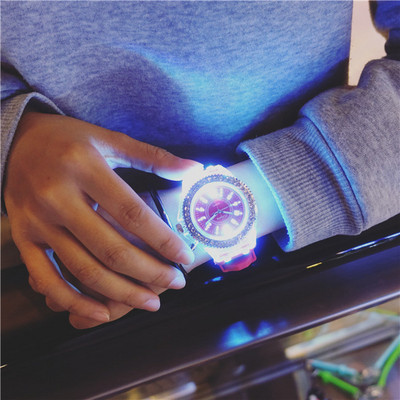 Férfi és női izzó kövekkel díszített óra