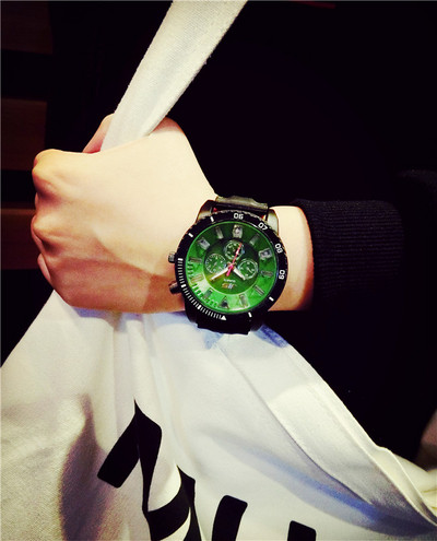 Férfi és női izzó kövekkel díszített óra