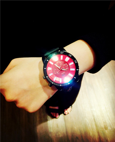 Férfi és női izzó kövekkel díszített óra