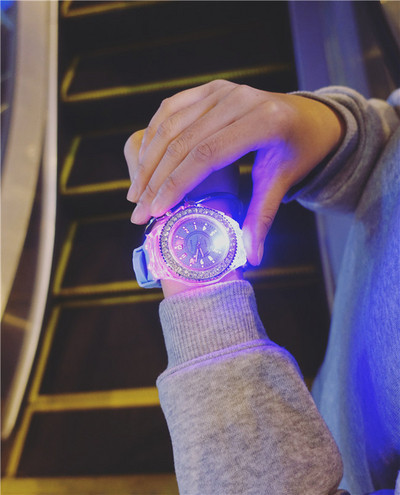 Férfi és női izzó kövekkel díszített óra