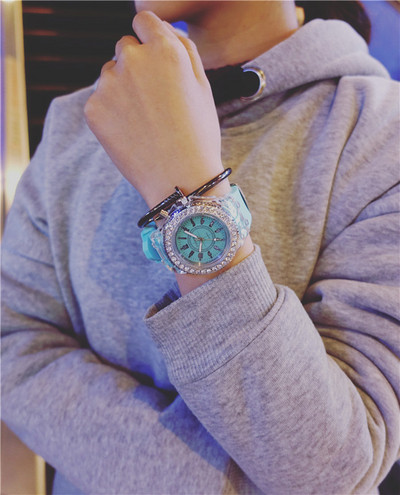 Férfi és női izzó kövekkel díszített óra