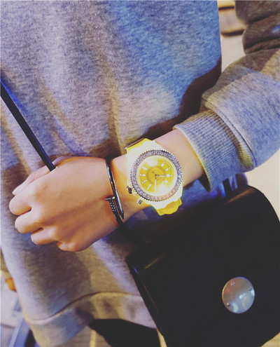 Férfi és női izzó kövekkel díszített óra