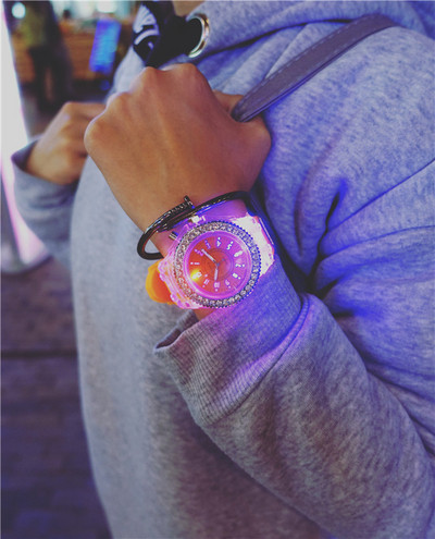 Férfi és női izzó kövekkel díszített óra