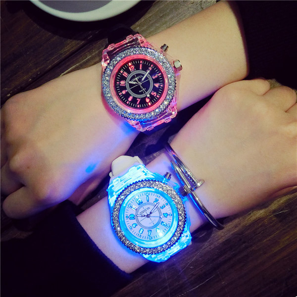 Férfi és női izzó kövekkel díszített óra