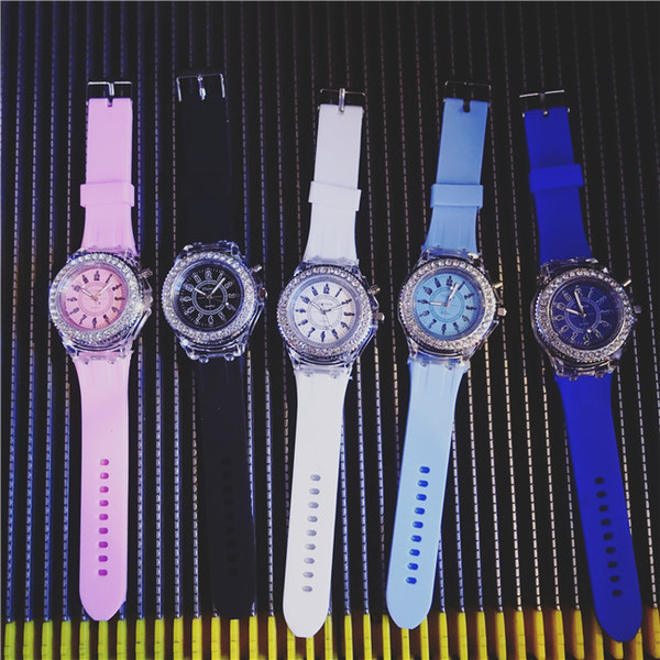 Férfi és női izzó kövekkel díszített óra