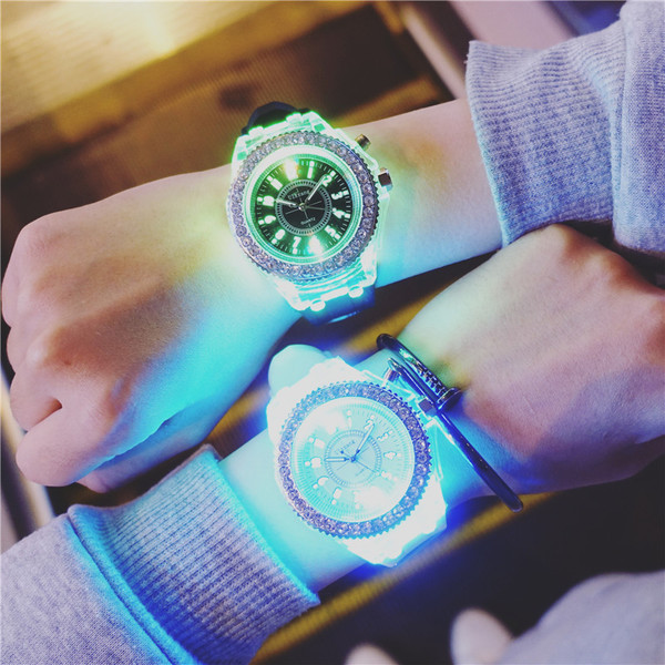 Férfi és női izzó kövekkel díszített óra