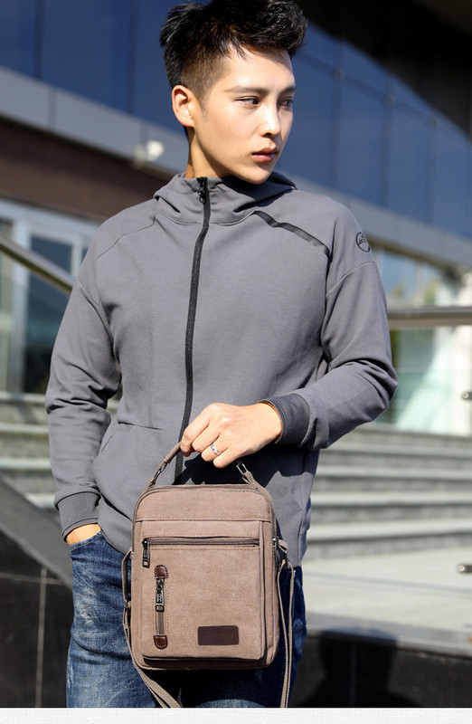 Geanta barbatesti cu emblema si fermoar in patru culori