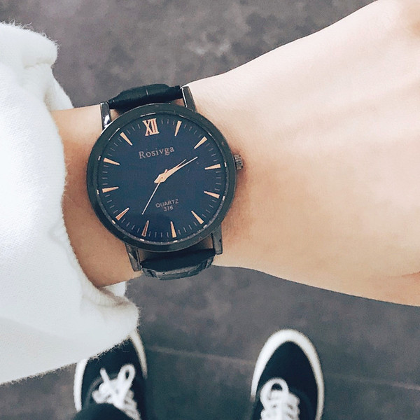 Ceas de bărbați stilat în diferite culori și curea din piele