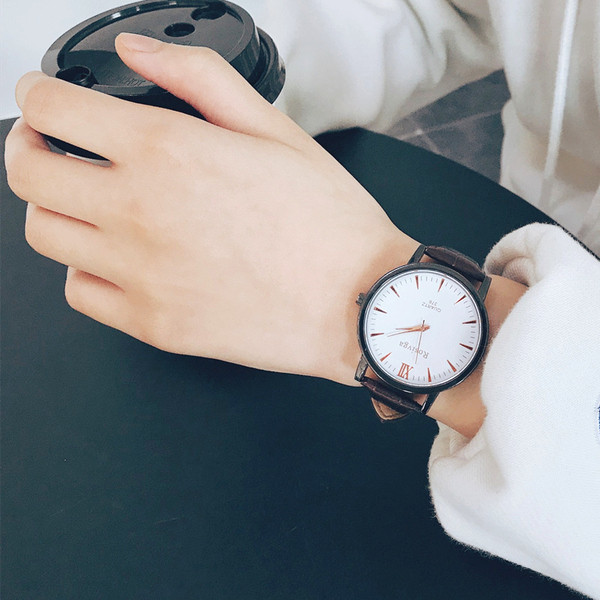 Ceas de bărbați stilat în diferite culori și curea din piele