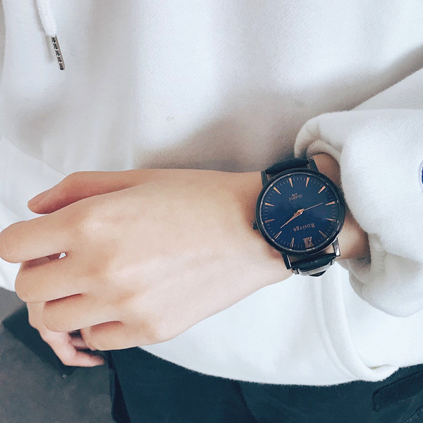 Ceas de bărbați stilat în diferite culori și curea din piele