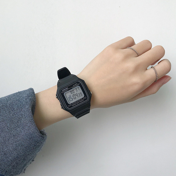 Napi férfi karóra több színben szilikon szíjjal