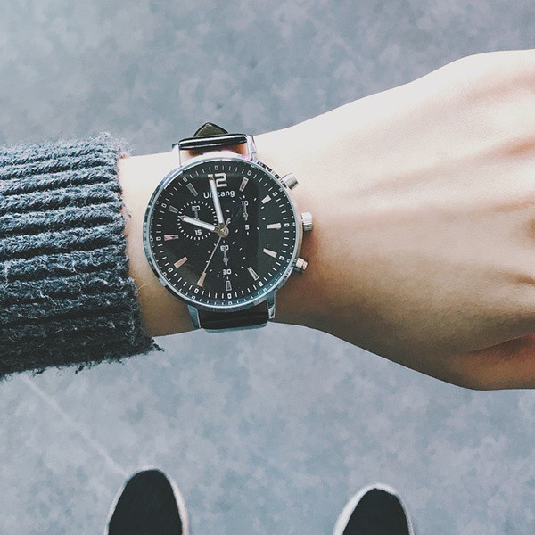 Modern férfi karóra bőrszíjjal, két modellben