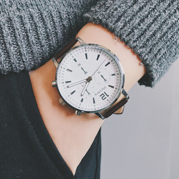 Modern férfi karóra bőrszíjjal, két modellben