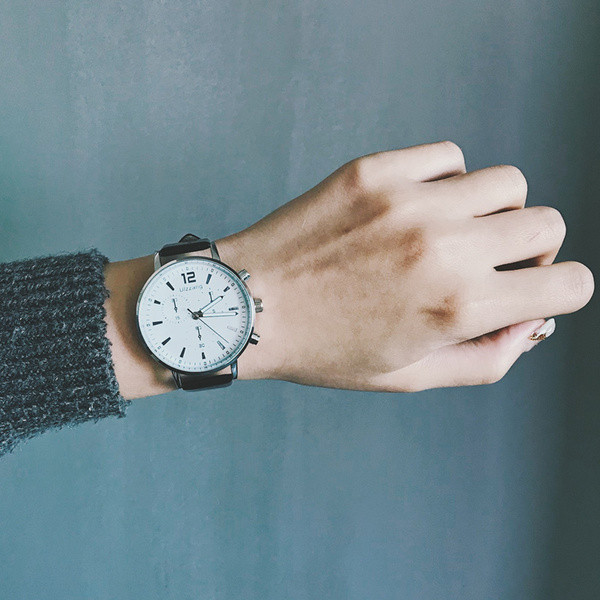 Modern férfi karóra bőrszíjjal, két modellben