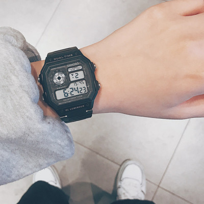 Modern férfi elektronikus karóra többféle színben