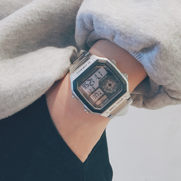 Modern férfi elektronikus karóra többféle színben