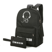 Férfi hátizsák fekete utazótáskával, különféle alkalmazásokkal