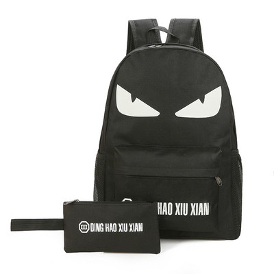 Férfi hátizsák fekete utazótáskával, különféle alkalmazásokkal