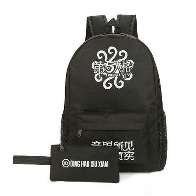 Férfi hátizsák fekete utazótáskával, különféle alkalmazásokkal